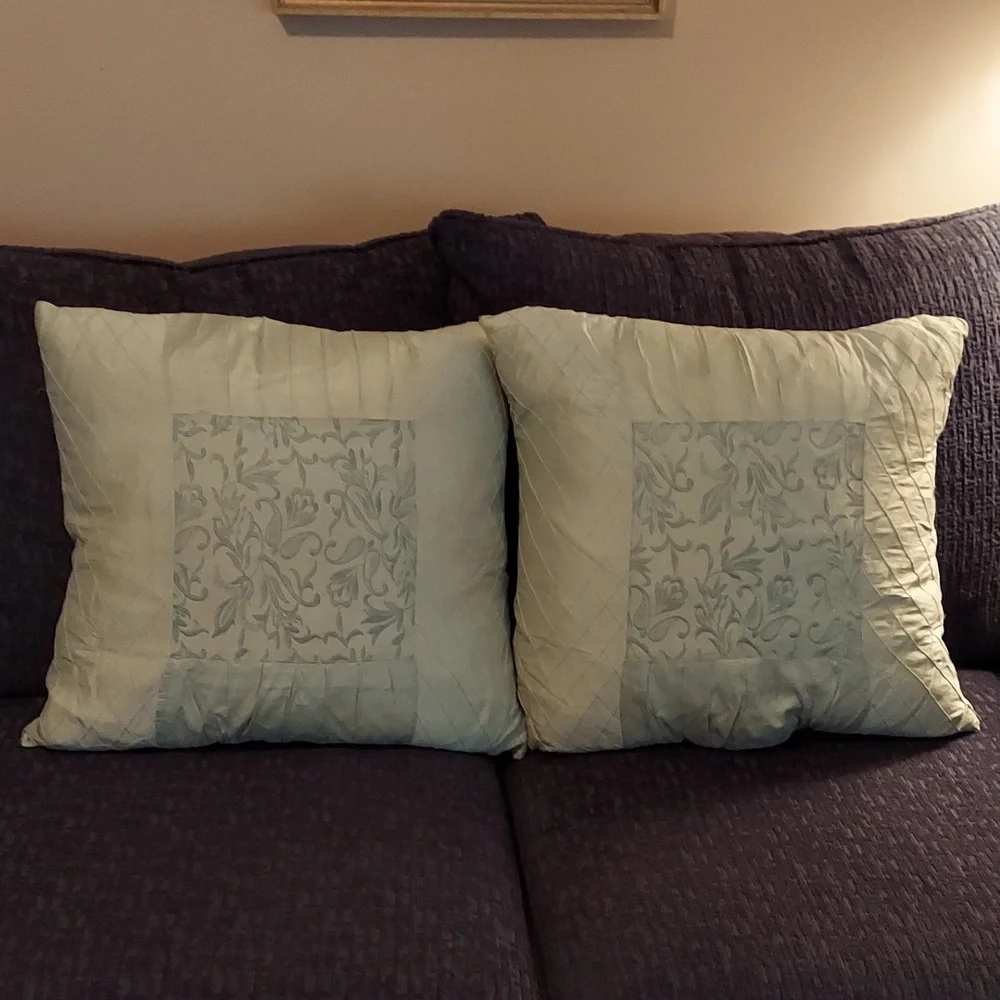 Y2K PALE CELERY GREEN EMBROIDERED SATIN THROW PILLOWS SET OF 2! 18 x 18 GUC